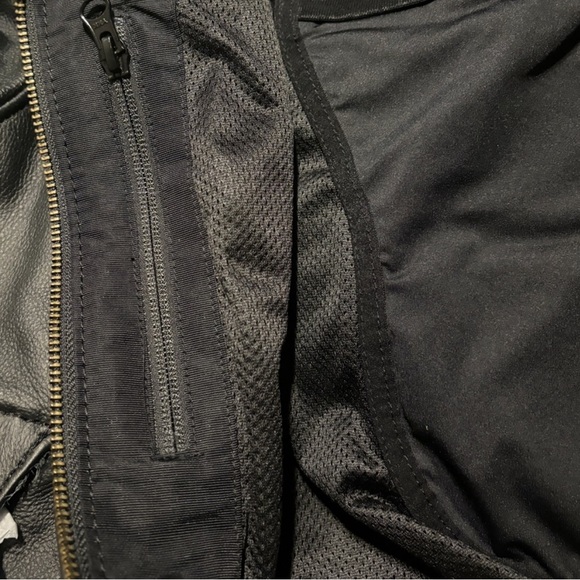 Harley Davidson 120th Anniversary Nostalgia
Triple Vent Women's Leather Jacket - Picture 9 of 15